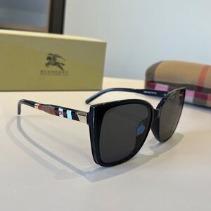 😎💞Burberry Cat Eye Sunglasses Black Frame Check Temples